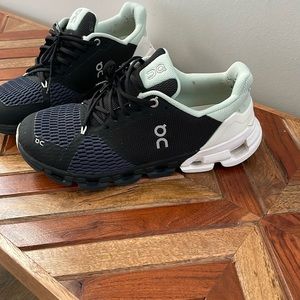On Cloudflyer Running Sneaker still has factory tie only worn 2x